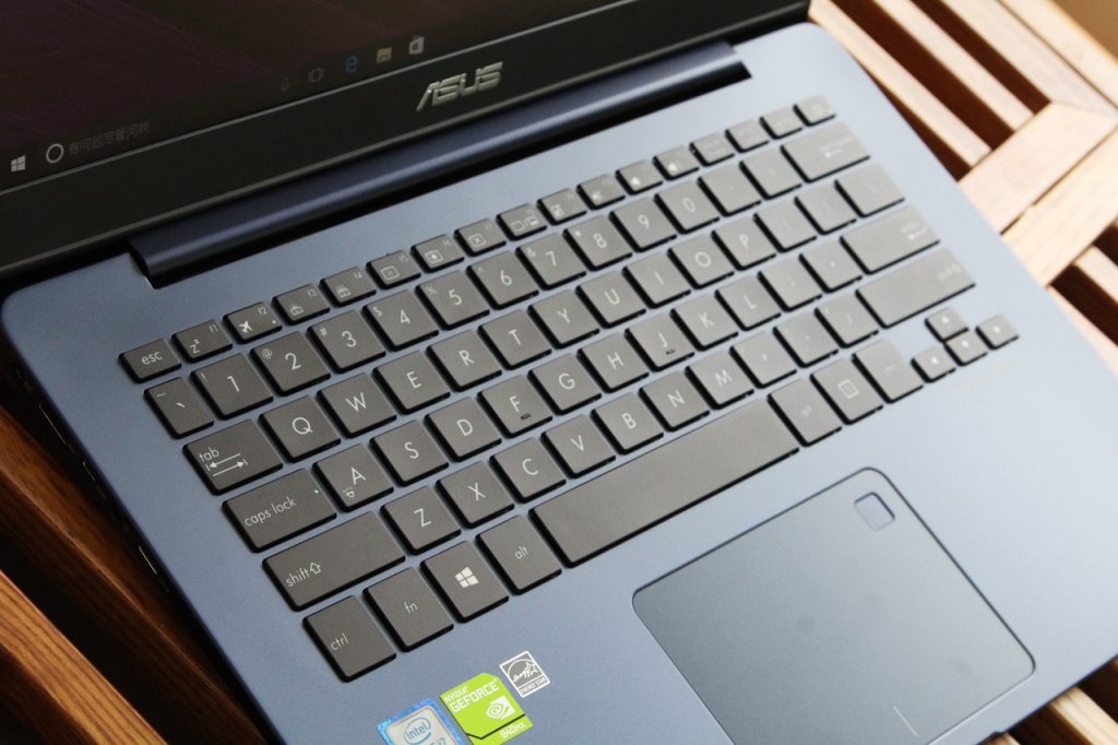 ASUS ZenBook UX430UQ keyboard 1